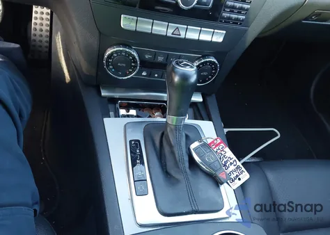 2013 Mercedes-Benz C 250 Sport z USA, uszkodzony, nr VIN WDDGF4HB0DA807408